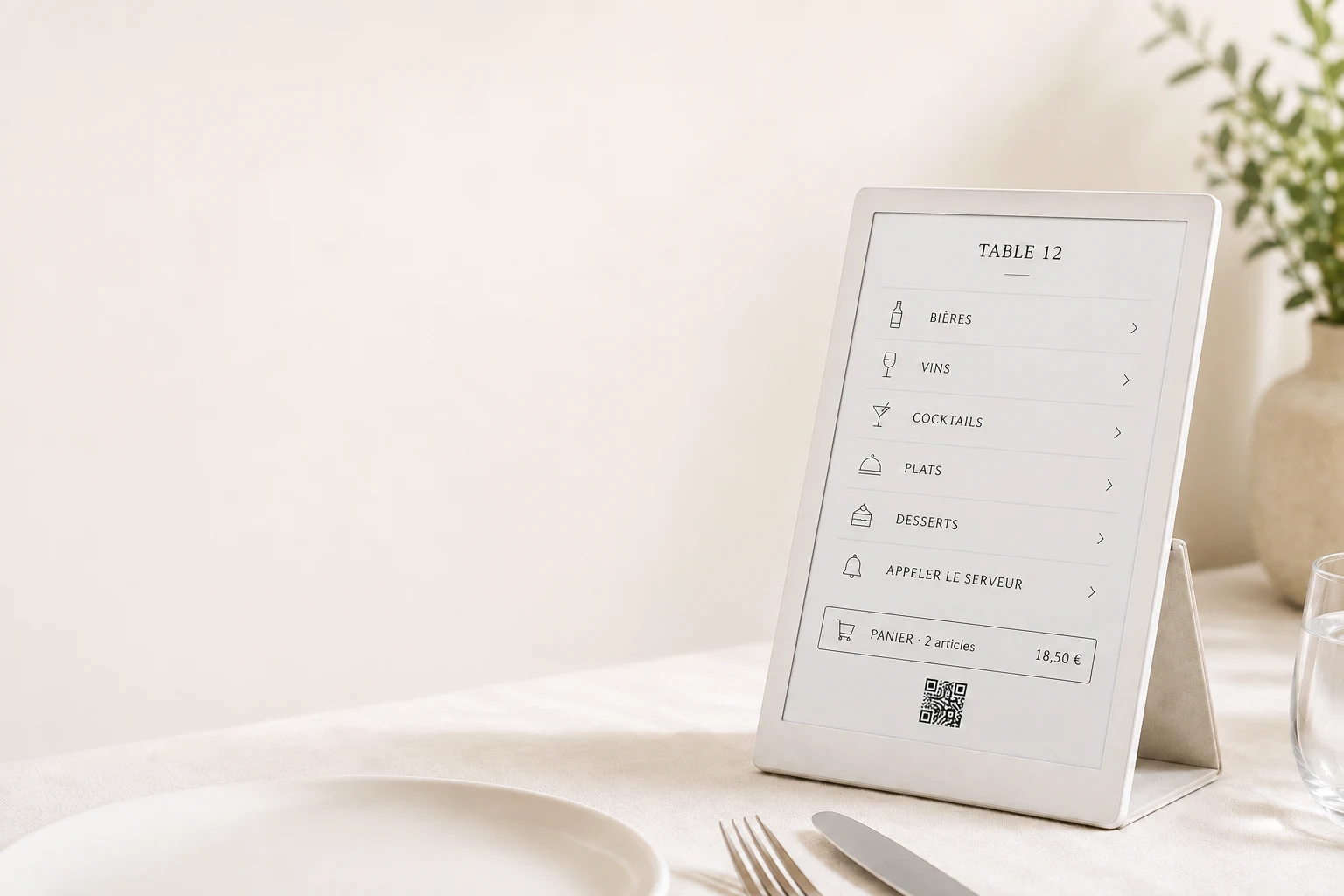 Pad e-paper BEMenu posé sur une table de restaurant avec accès aux catégories, au panier et à l’appel serveur